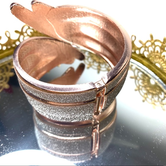 Angel wind rose gold hinge bracelet - Picture 7 of 7